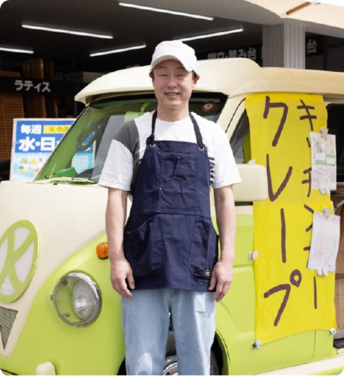研修でクレープ作りを学び、自分のペースで働く。