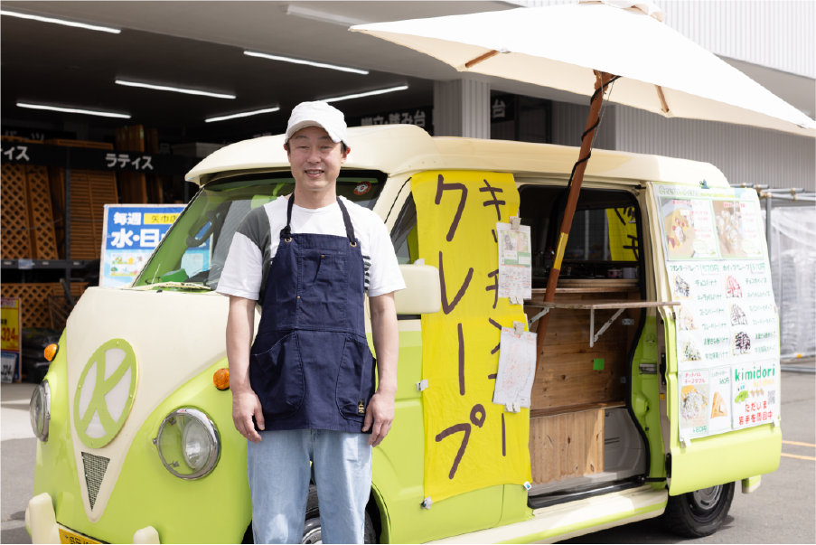 研修でクレープ作りを学び、自分のペースで働く。